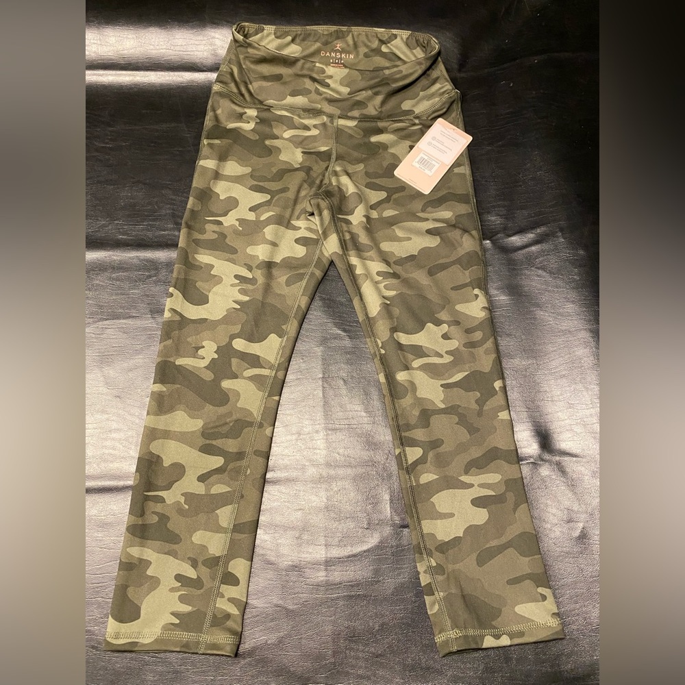 Danskin Camo Capri Leggings - NEW
WITH TAG